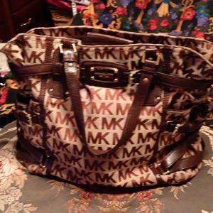 Micheal kors bag this not perfect as it is used there are some cracks and snags